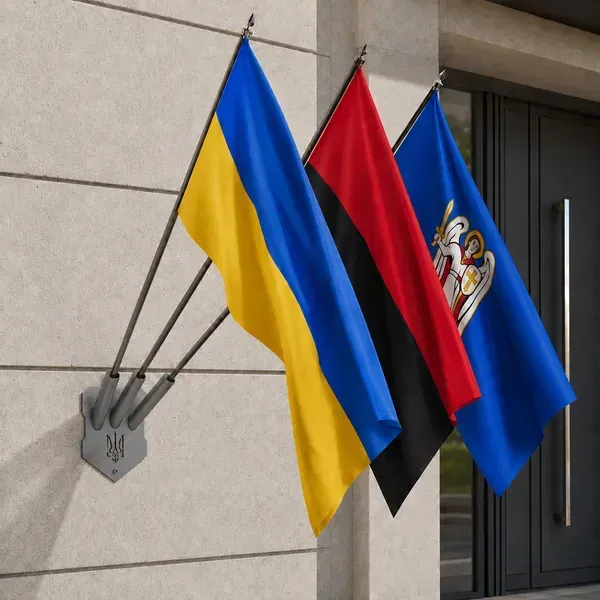 Потрійний тримач KOLCHUGA для встановлення трьох прапорів на фасаді